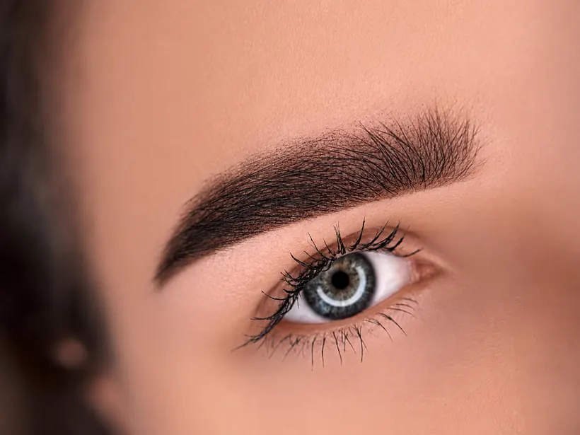 Sopracciglia definite con microblading