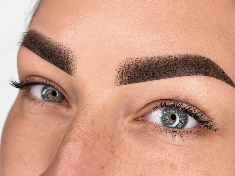 Arcata sopraccigliare simmetrica dopo il microblading